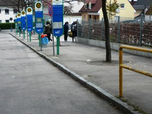 Fehlende Gehwegabsenkung Schulparkplatz