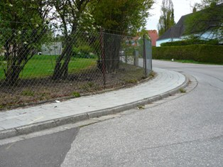 Fehlende Gehwegabsenkung Simon-Rabl-Str.